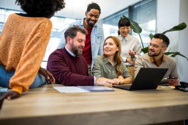 Equipe de collaborateurs en réunion