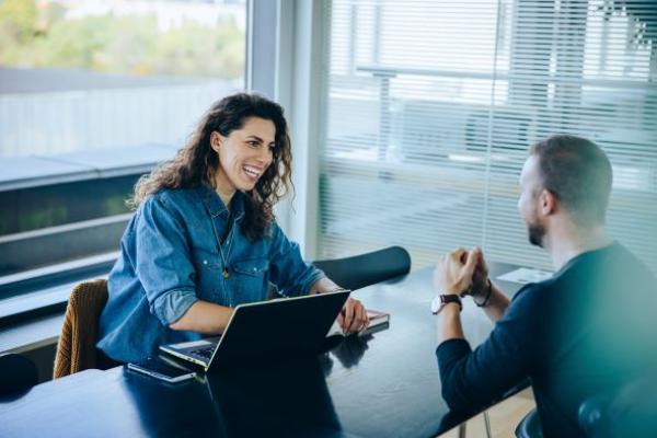 Manager et collaborateur pendant un entretien