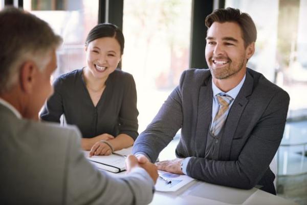 Manager accueillant un nouvel employé