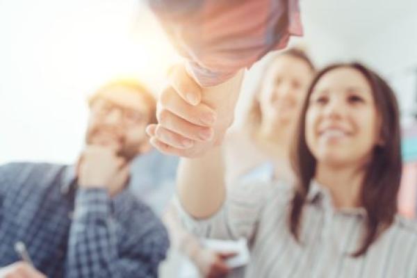 Deux personnes qui s'échangent une poignée de main