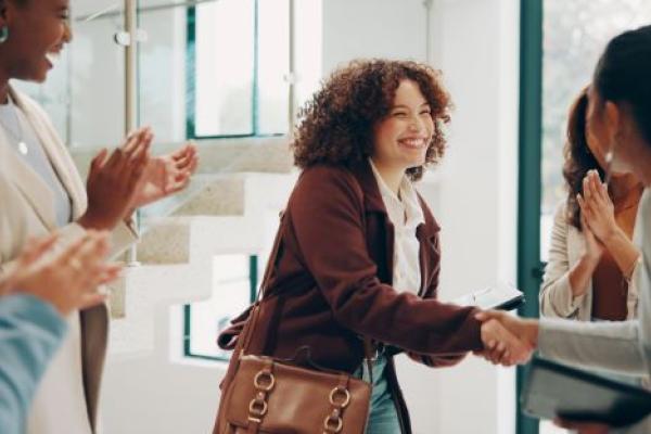 Une femme serrant la main à une autre personne