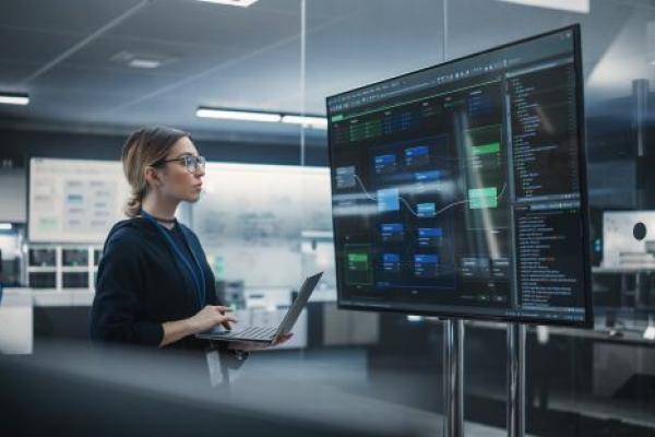 Employé en télétravail utilisant un VPN sécurisé pour protéger les données de l'entreprise