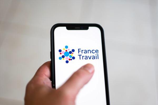 Collaboration entre les entreprises et France Travail pour faciliter le recrutement de talents qualifiés.