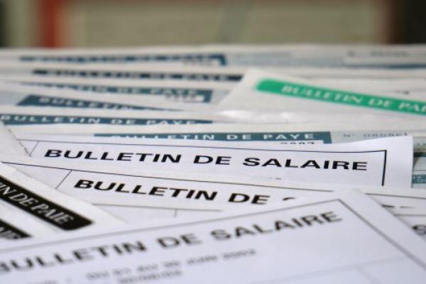 Gestion des notes de frais en télétravail : employé remplissant une note de frais avec un ordinateur et des documents