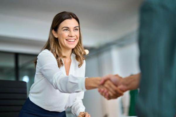 Illustrant le rôle des happiness managers et hospitality officers dans l’amélioration du bien-être des salariés et la rétention des talents en entreprise.