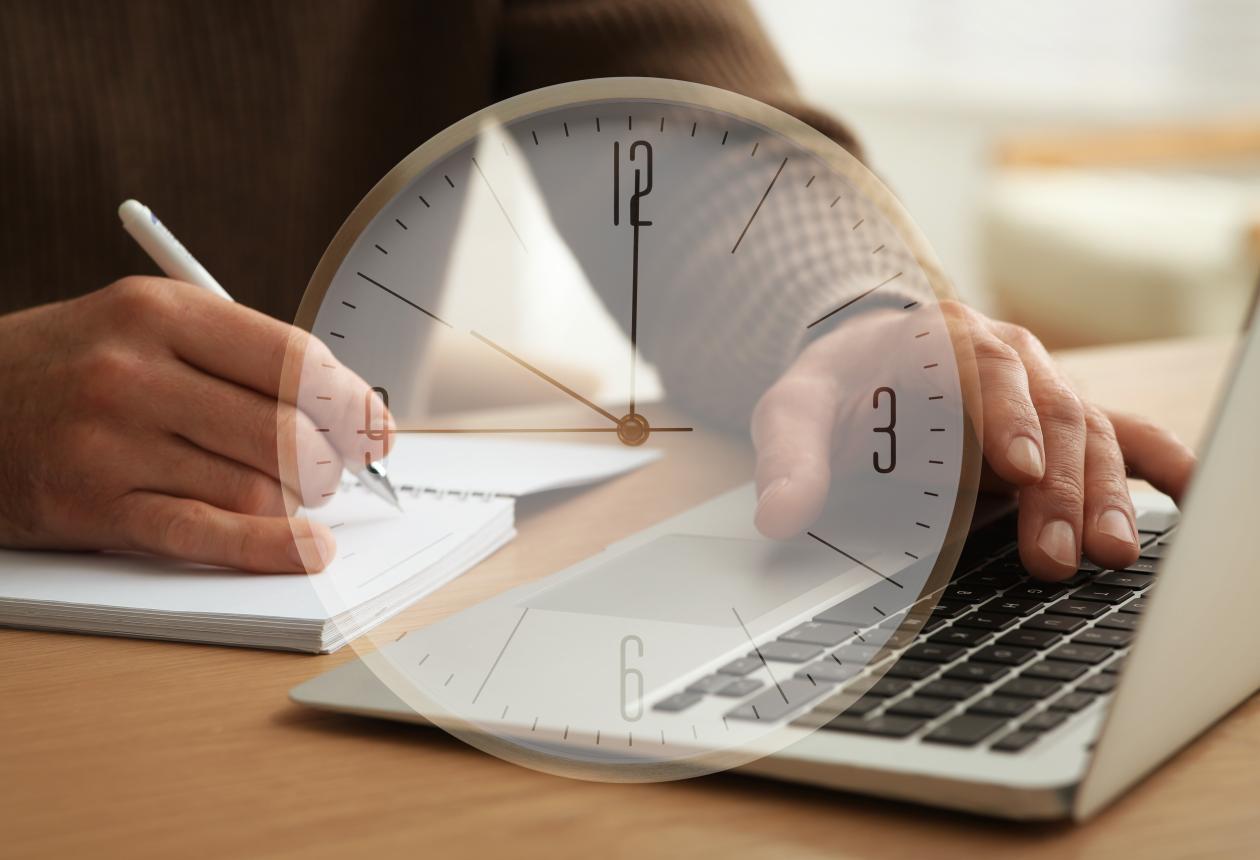 personne sur macbook avec horloge