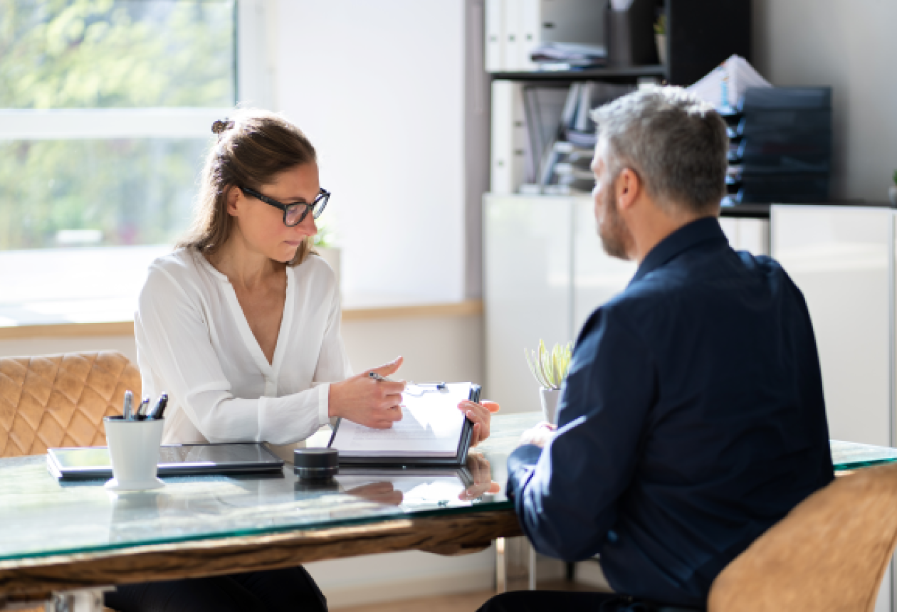 Collaborateur et RH réalisant un entretien annuel
