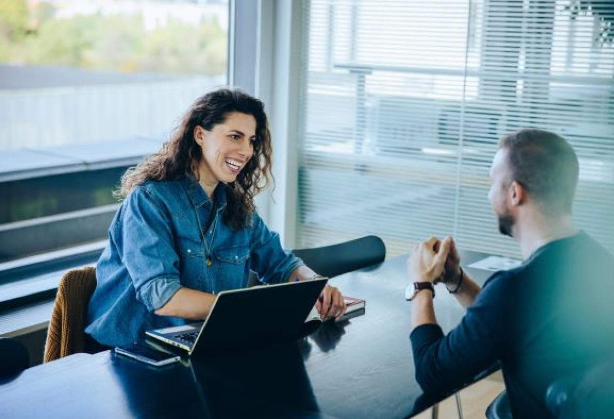 Manager et collaborateur pendant un entretien