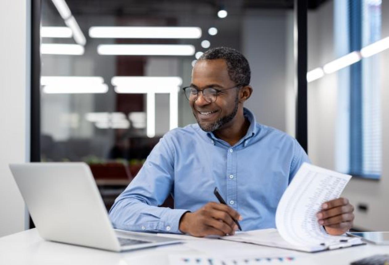 Un homme regardant son ordinateur