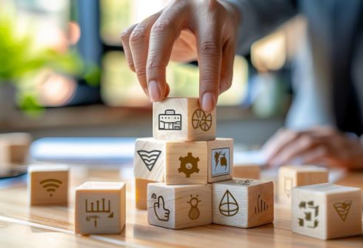 Pile de cubes de bois représentant les softskills