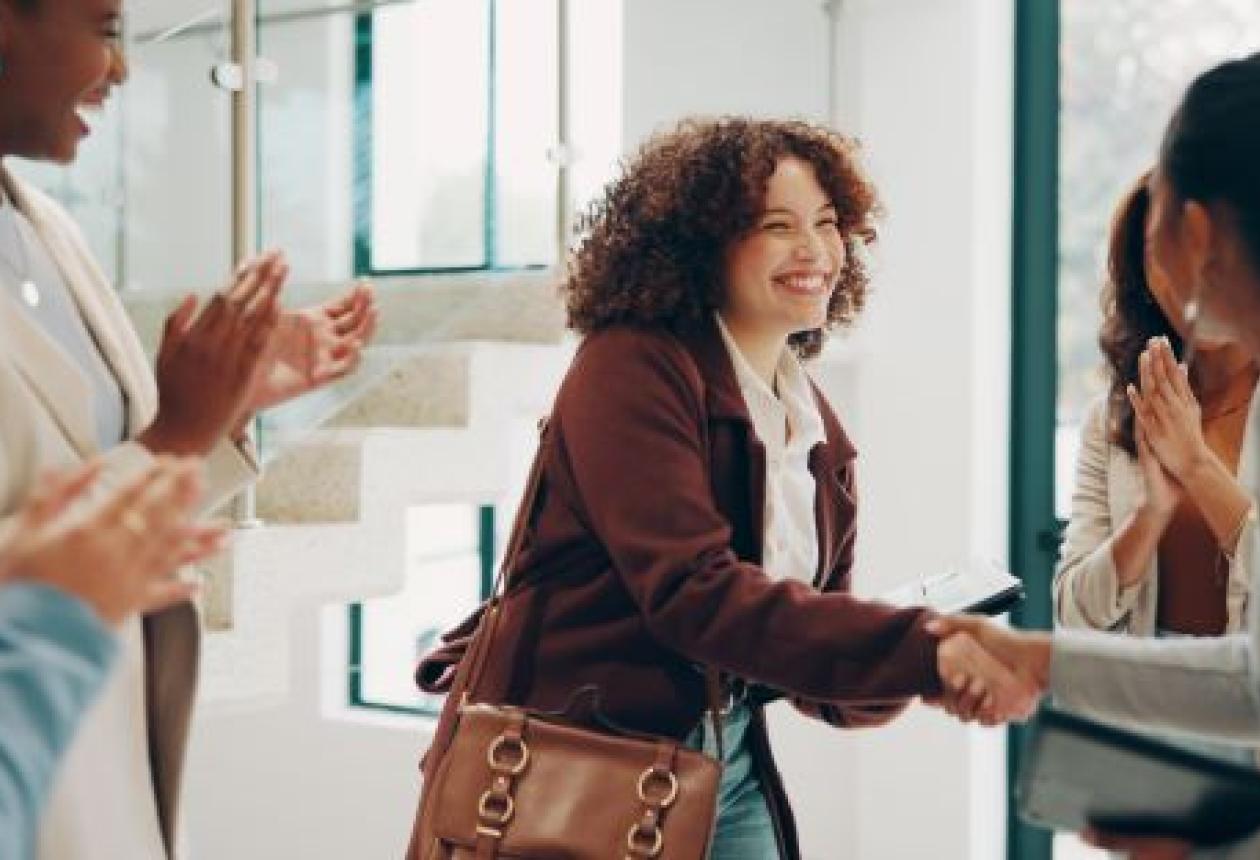 Une femme serrant la main à une autre personne