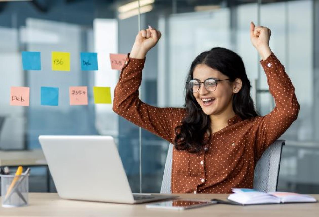 Une femme contente dans son travail