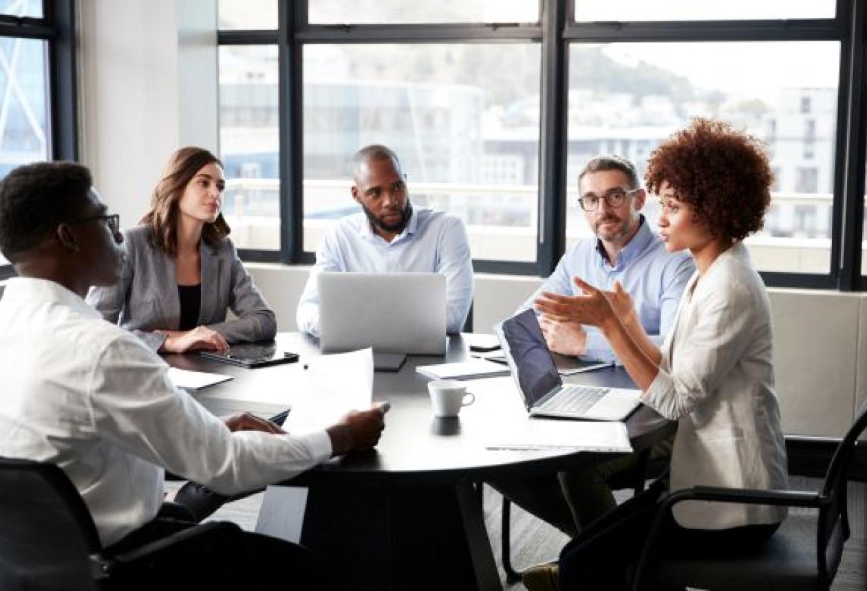 Illustration d'une discussion respectueuse entre collègues, symbolisant la communication non violente au travail.
