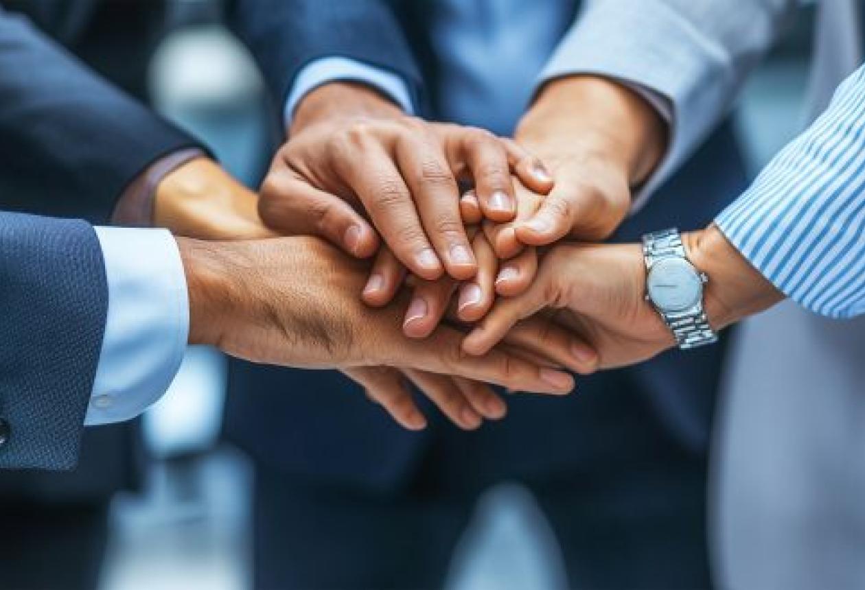 Employés jouant ensemble pour renforcer la cohésion d’équipe.