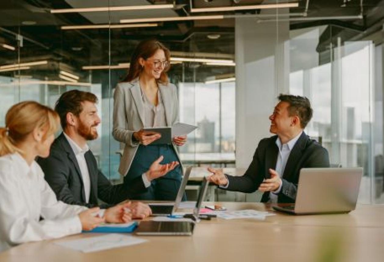 Réunion d'équipe axée sur la productivité et la discussion efficace dans un cadre de bureau moderne