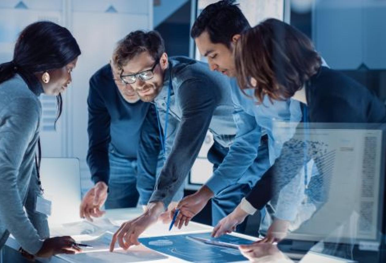 Employés en brainstorming dans un espace de travail créatif