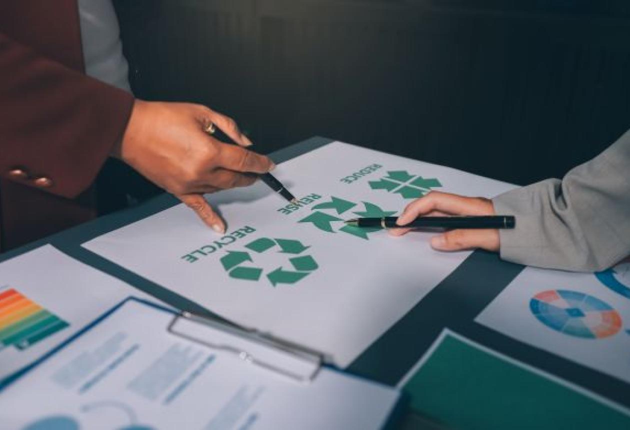 Groupes de personnes travaillant sur la compensation carbone, les émissions de CO2 et le zéro déchet pour un avenir durable.