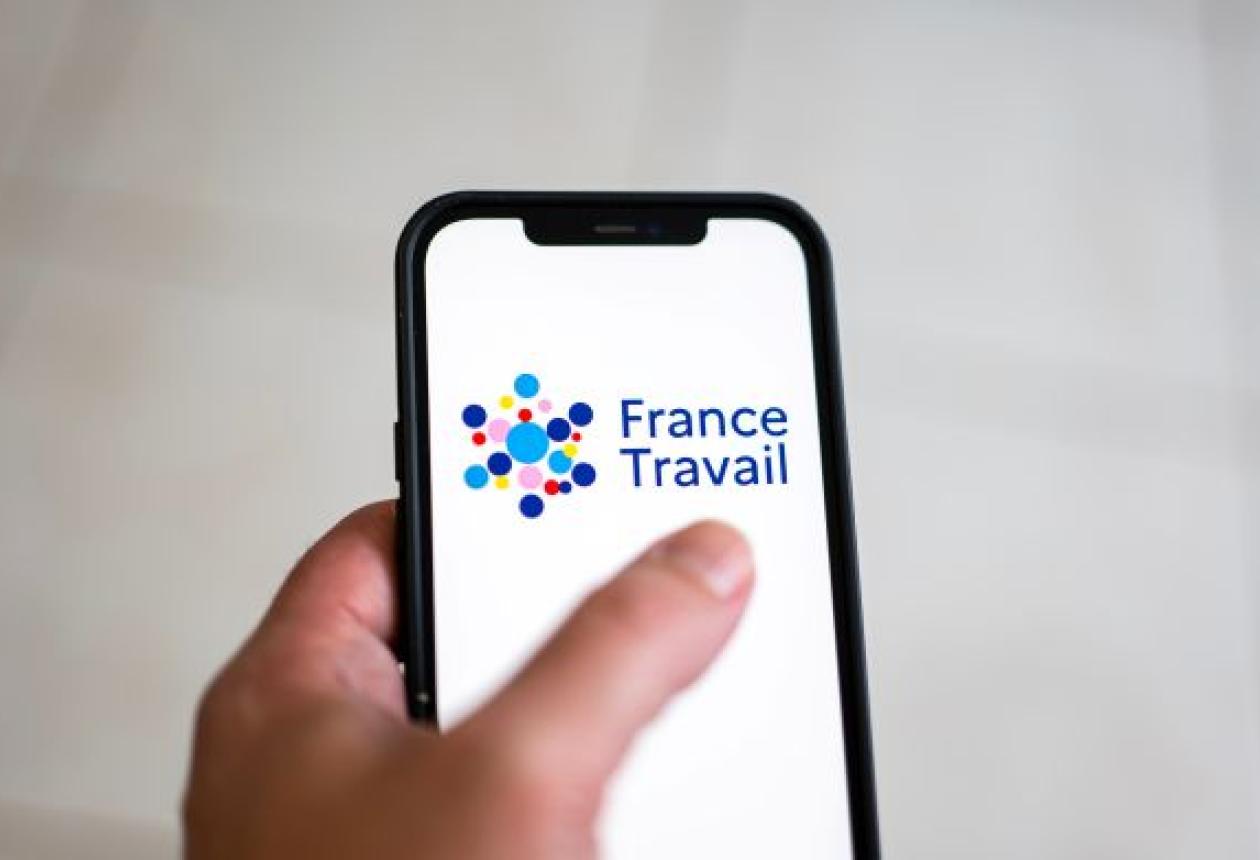 Collaboration entre les entreprises et France Travail pour faciliter le recrutement de talents qualifiés.