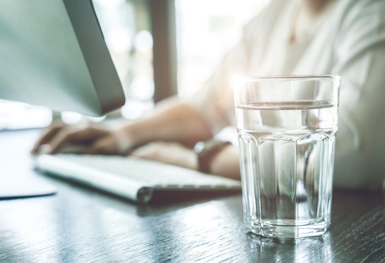 Canicule au travail : illustration d'un verre d'eau
